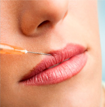 Equipo médico profesional en WAM Center | Clínica Estética, realizando un procedimiento avanzado en medicina estética.