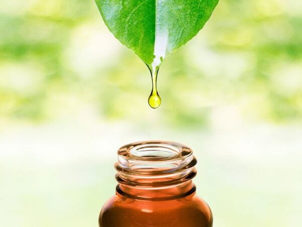 Botella de solución tópica hiperozonizada Abzolem en mostrador, tratamiento innovador en WAM Center | Clínica Estética.