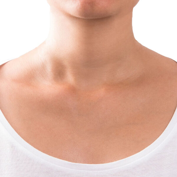 Mujer recibiendo tratamiento de blanqueamiento de cuello en WAM Center | Clínica Estética para mejorar su piel.