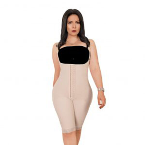 ¡Presentamos la faja larga post operatorio para mujer de WAM Center! Esta faja está diseñada para brindar soporte y compresión después de una cirugía estética. Confeccionada con materiales de alta calidad, esta prenda es esencial