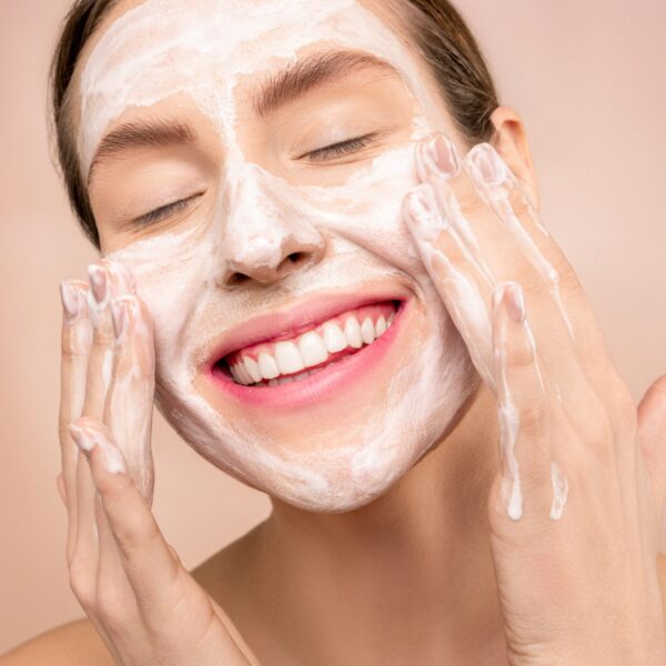 Tratamiento de limpieza facial profunda premium en WAM Center | Clínica Estética para una piel revitalizada y radiante.