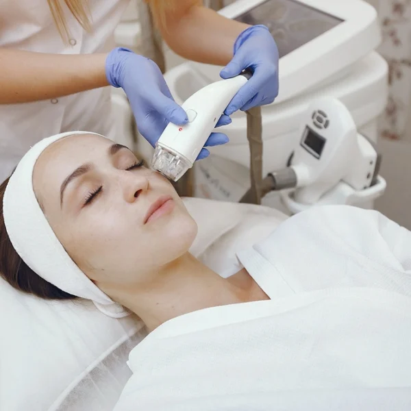 Aplicación de tratamiento HIFU 7D facial en rostro femenino