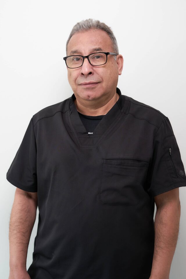 Retrato profesional del Dr. Hugo Salinas en WAM Center | Clínica Estética, destacando en tratamientos de belleza avanzada.