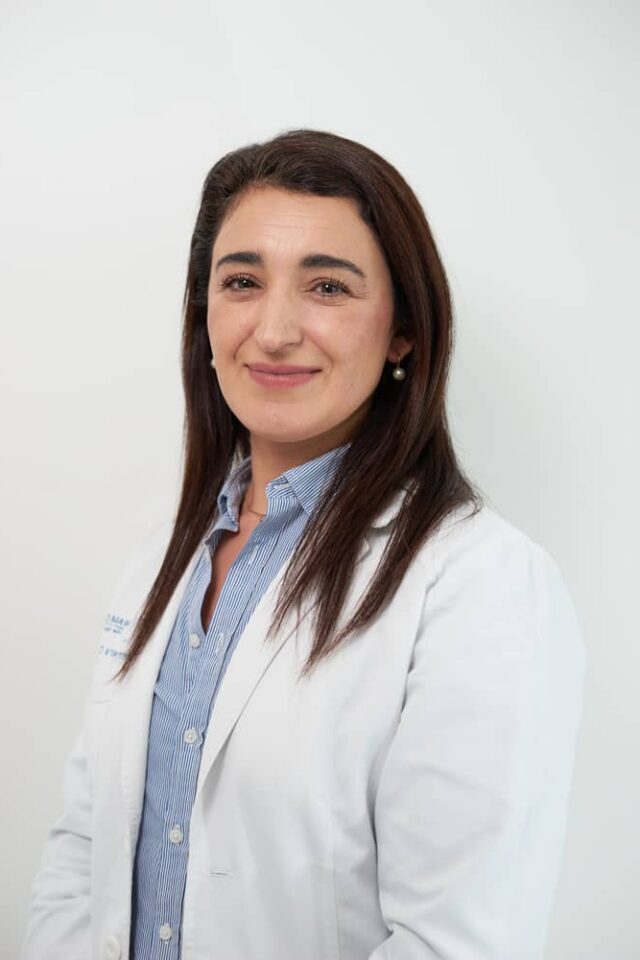 Retrato profesional de Carmen Gloria Ávila en WAM Center | Clínica Estética. Atención personalizada y avanzada.