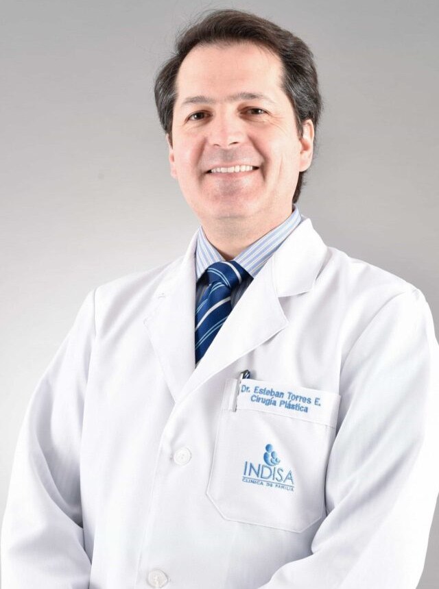 Dr. Esteban Torres en WAM Center | Clínica Estética, destacando en tratamientos avanzados de rejuvenecimiento facial.