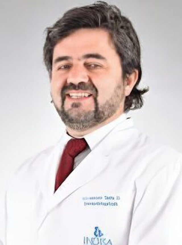 Dr. Lorenzo Tapia en consulta en WAM Center | Clínica Estética, ofreciendo atención personalizada y profesional.