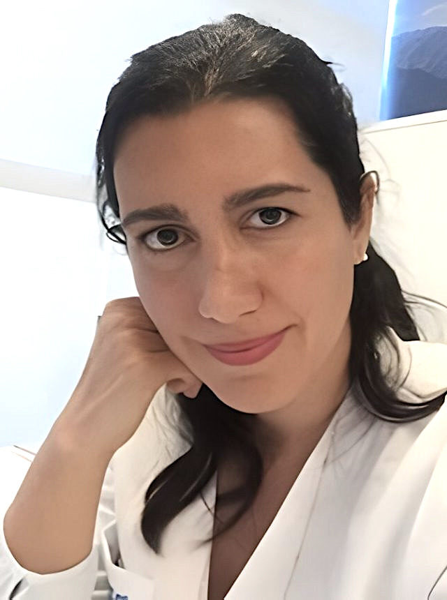 Dra. Francisca León en WAM Center | Clínica Estética, ofreciendo cuidado dermatológico experto en un ambiente moderno.
