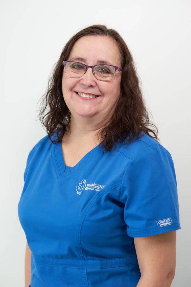 Elizabeth Araya realizando un tratamiento facial en WAM Center | Clínica Estética. Ambiente profesional y acogedor.