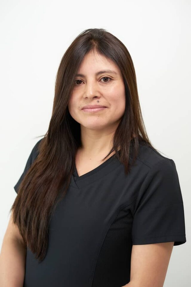 Profesional de WAM Center | Clínica Estética realiza tratamiento avanzado en una moderna sala de estética.