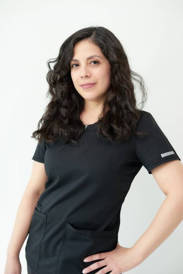 Valeria Pizarro en consulta de belleza en WAM Center | Clínica Estética, destacando bienestar y cuidado personalizado.