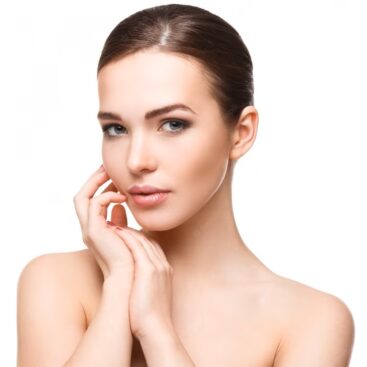 Mujer recibiendo tratamiento facial para rejuvenecer la piel en WAM Center | Clínica Estética. Ilumina tu rostro.