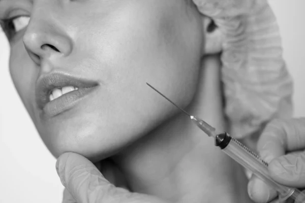 Tratamiento lipopapada no invasivo en WAM Center Reducción de papada sin cirugía en rostro femenino