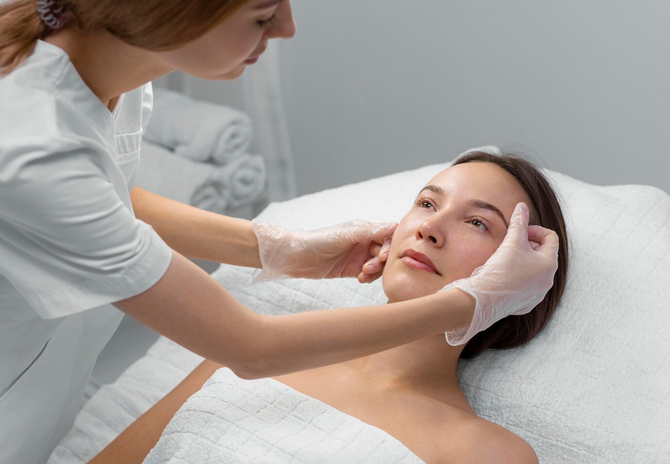 esteticista-clienta-salon-rutina-cuidado-facial_23-2148875454