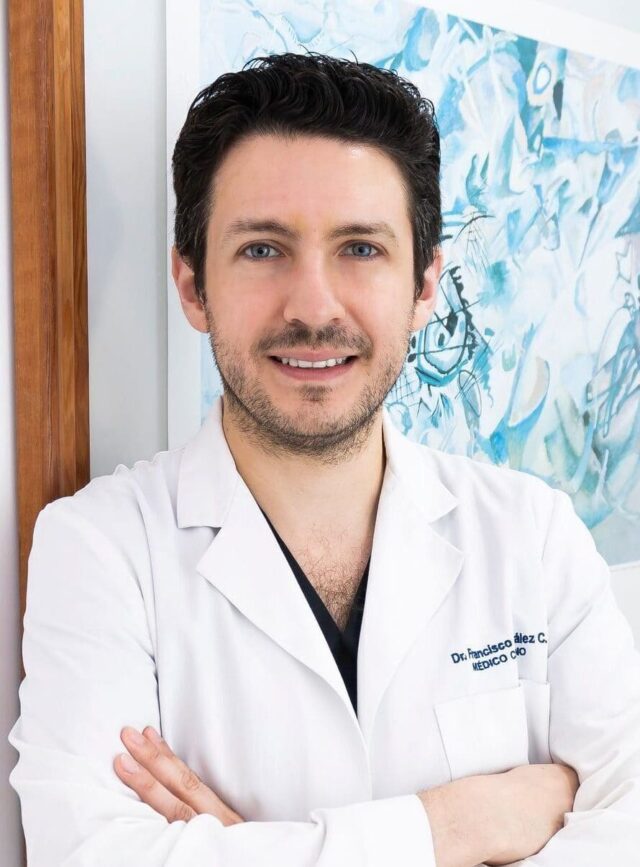 Retrato del Dr. Francisco González en WAM Center | Clínica Estética, experto en procedimientos estéticos avanzados.