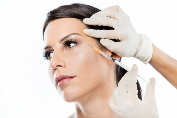 Mesoterapia con ADN de salmón en rostro femenino Mesoterapia facial con aplicación de ADN de salmón