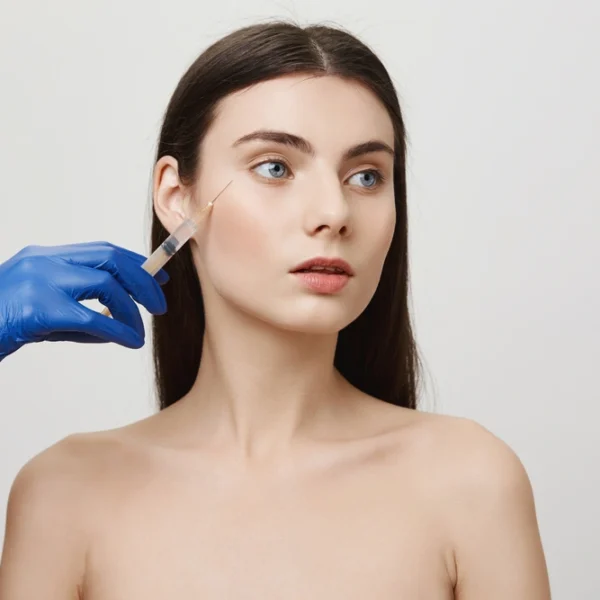 Aplicación puntual de mesoterapia facial con ADN de salmón