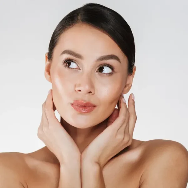 Mujer mostrando su cara brillante tras tratamiento de pink glow y limpieza facial.